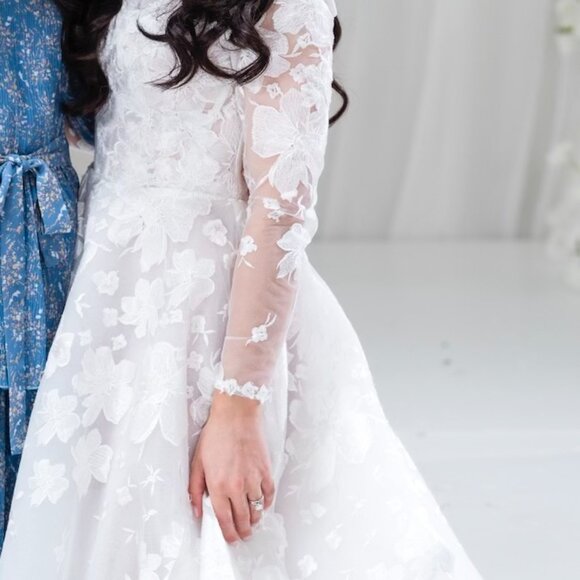 Wedding gown - Picture 6 of 9